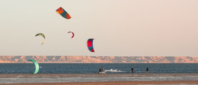 Kites über der Lagune von Dakhla, Steilküste am anderen Ufer